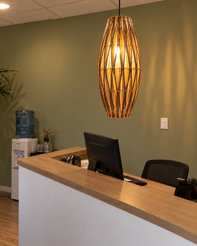 Recepção de consultório com pendente oval de bambu em losangos