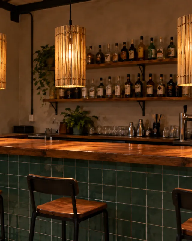 Balcão de bar com pendentes cilindro de bambu acesos