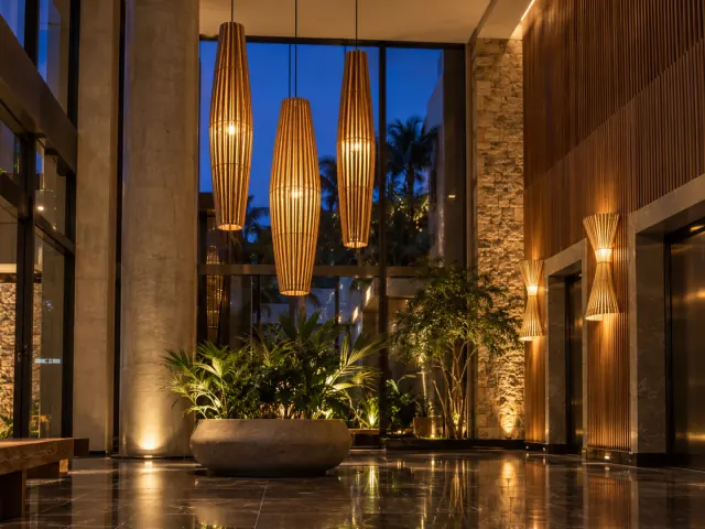 Hall de edifício residencial com fusos de bambu