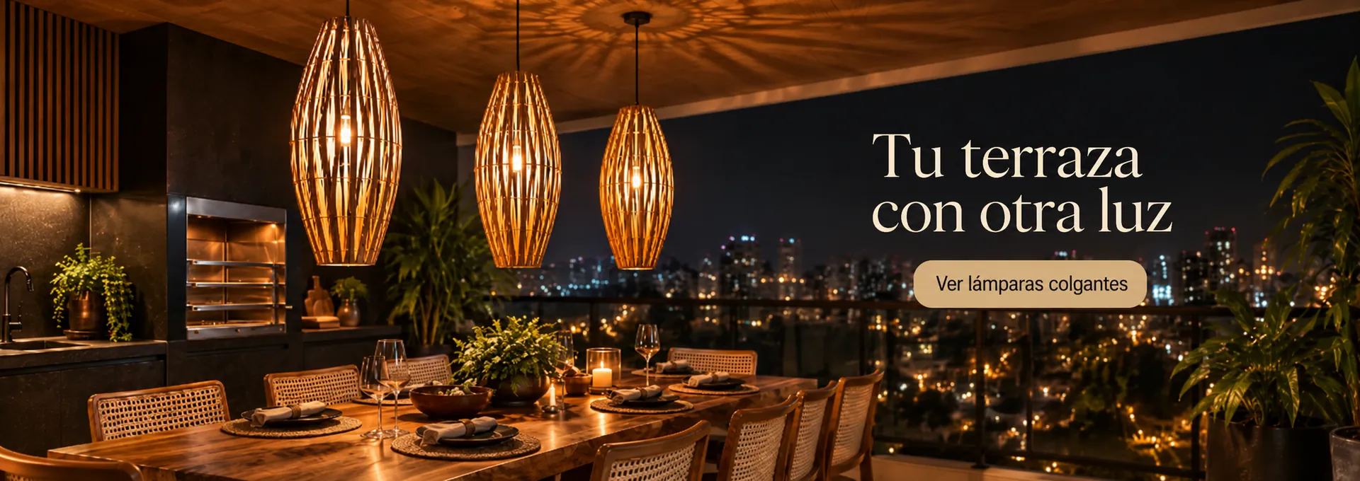 Tu terraza con otra luz — quincho y galería con colgantes de bambú sobre la mesa. Ver lámparas colgantes