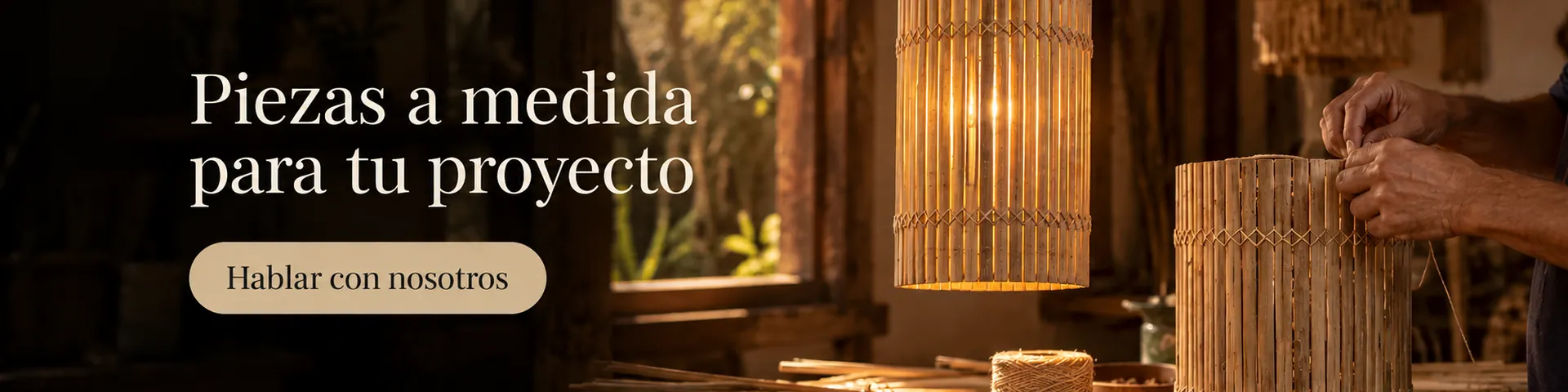 Piezas a medida para tu proyecto — artesano trenzando bambú en el taller. Hablar con nosotros