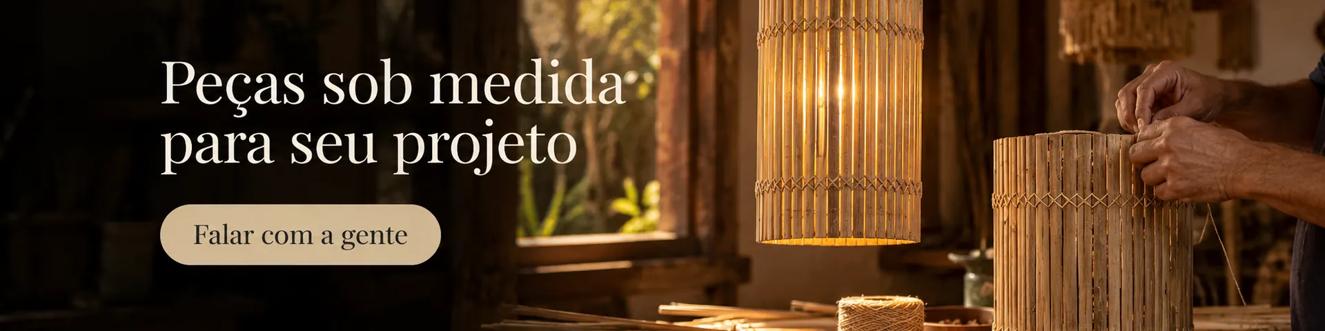 Peças sob medida para seu projeto — artesão trançando bambu no ateliê. Falar com a gente