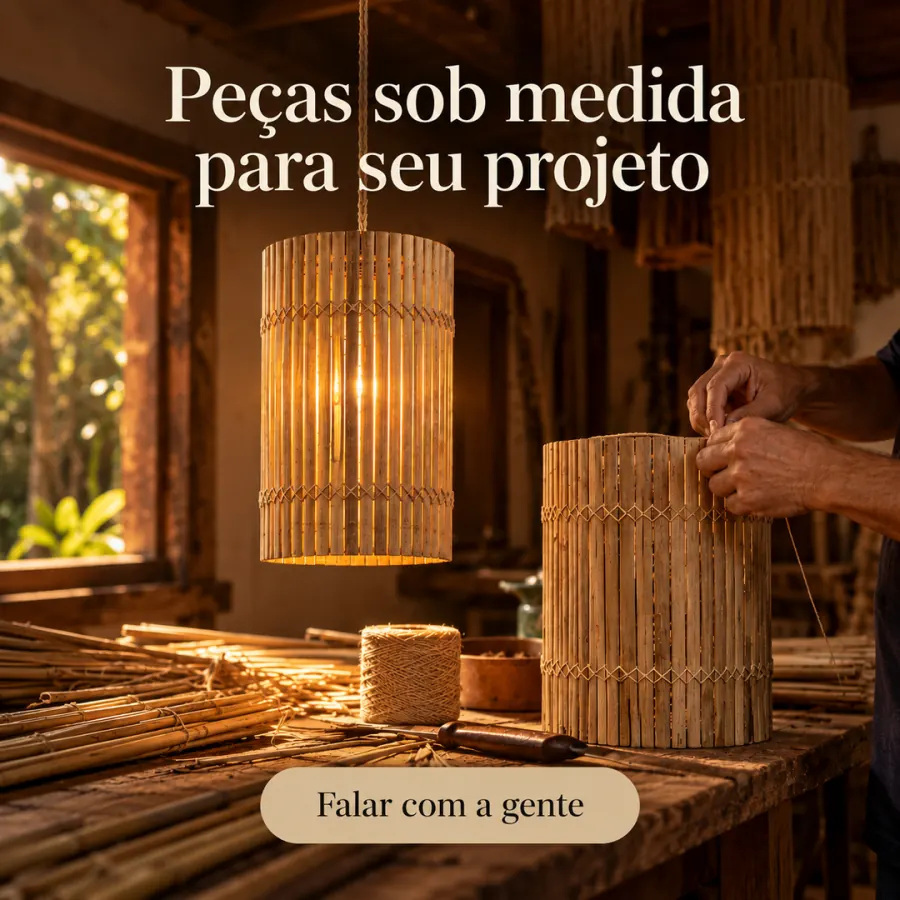 Peças sob medida para seu projeto — artesão trançando bambu no ateliê. Falar com a gente
